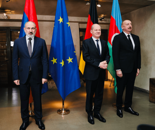 Barış için niyet gösterisi: Aliyev ve Paşinyan yan yana