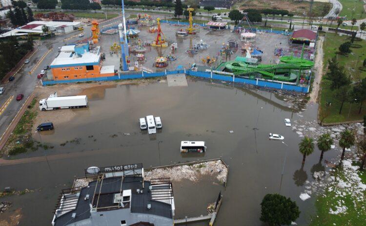 Antalya'da selden etkilenen bölgelerde temizlik başlatıldı