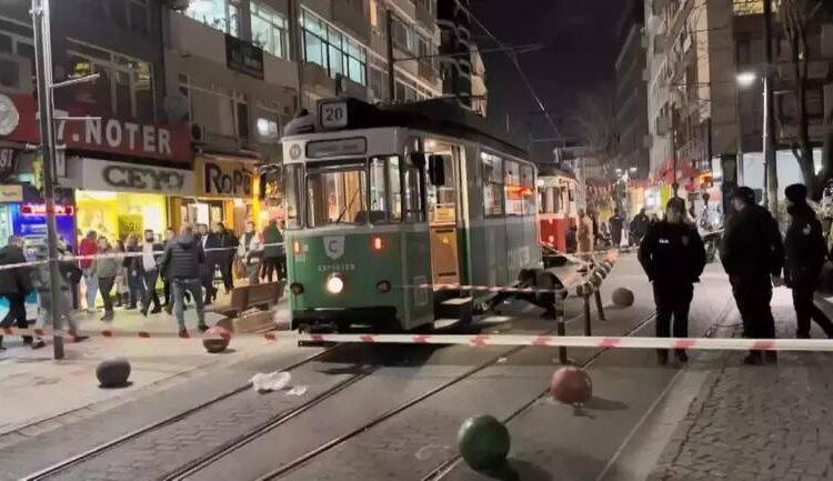 Torununu kurtaran kadının tramvayın altında hayatını kaybettiği anlar kamerada