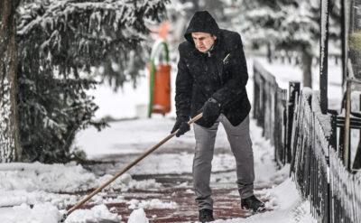 Başkent’e kar düştü, Bitlis’te eğitime ara verildi: Ülke genelinde mart rüzgarları esiyor