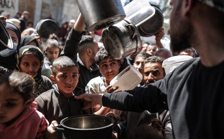 Gazze'de 576 bin kişi kıtlıkla burun burunayken İsrail gıda merkezini vurdu