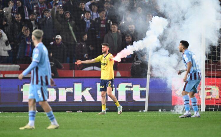 Türk futbolunda yine skandal gece! Trabzon'da taraftar sahaya indi