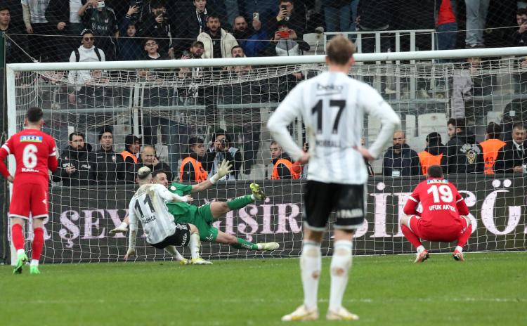 Beşiktaş'ın dengesi bozuldu! Penaltıya 'çift vuruş' olunca beraberlik kaçtı