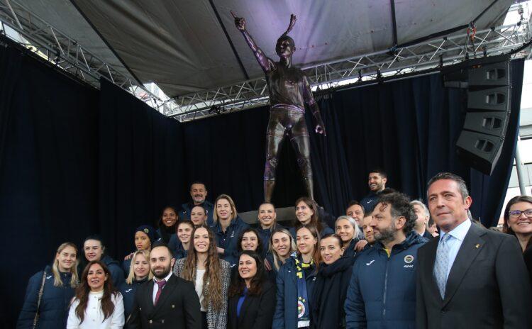 Fenerbahçe, Eda Erdem'in heykelini dikti ama doğru ışıklandırmayı unuttu