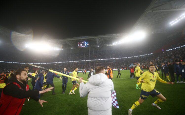 Büyük rezalet: Trabzon'da taraftarlar sahaya inip Fenerbahçeli futbolculara saldırdı