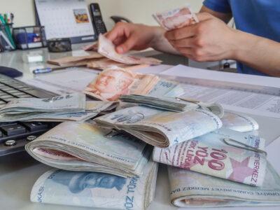 Yabancı TL'ye dönmek için kuyruğa girdi, Türkiye'ye dolar yağıyor