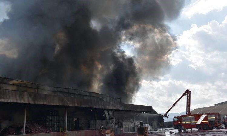 İzmir’de büyük yangın: Dumanlar kilometrelerce uzaktan görülüyordu