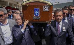 Cenazede bir araya geldiler: Özel ve Kılıçdaroğlu yan yana saf tuttu, tabutu birlikte omuzladılar