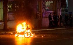 Polis denetiminde sinir krizi geçirdi, motosikletini ateşe verdi