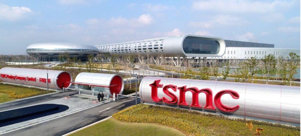 TSMC, Phoenix'te 2025 ve 2028'de üretime başlaması beklenen iki tesise ek olarak üçüncü bir fabrika inşa edecek.