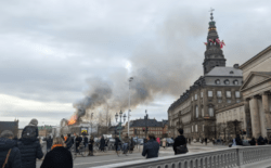 Danimarka’nın Notre Dame anı: 400 yıllık tarihi borsa binası alev alev yandı