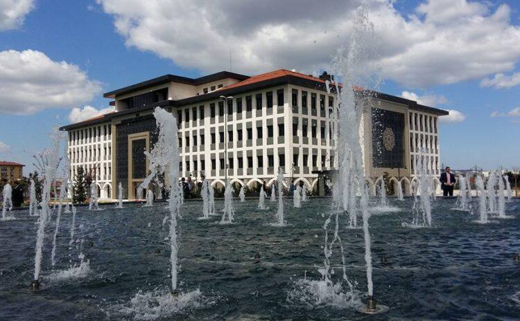 Yeni başkanların makam odası şoku: Bir belediye jakuzi, bir diğerinde milyonluk kuruyemiş