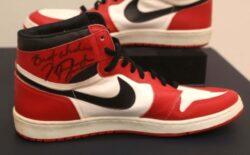 Gümrükte bırakılan üç çift Michael Jordan imzalı spor ayakkabı beş milyon liradan satışa çıkarıldı