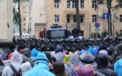 Komşuda ‘Rus yasası’ protestoları şiddetlendi: Parlamento önünde ABD ve AB bayraklı gösteriye polis engeli