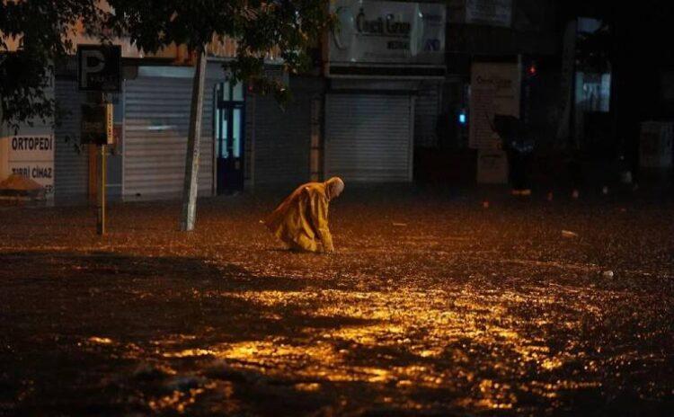Ankara'da sağanak ve dolu: Ev ve işyerlerini su bastı, bugün için uyarı