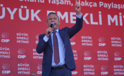 Özgür Özel, emekli mitinginde Mehmet Şimşek’e seslendi: ‘Biraz da zenginden iste’