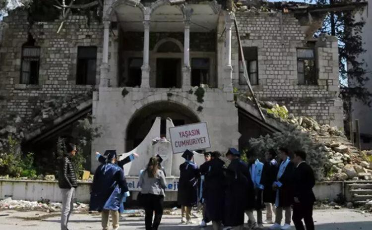 Antakya'da hüzünlü mezuniyet: Depremde yıkılan okullarına son kez gittiler