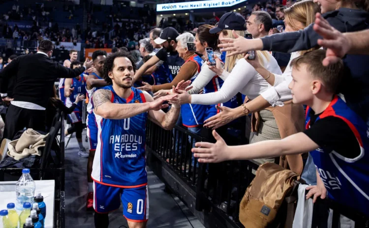 Anadolu Efes-Shane Larkin birlikteliği dört sene daha