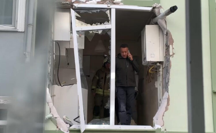 Beşiktaş'ta apartmanda patlama: Kapıyı açtığı gibi camlar havaya uçtu