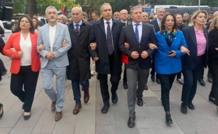CHP'li milletvekilleri Milli Eğitim Bakanlığı'na yürüdü
