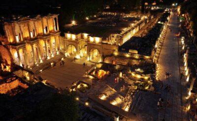 Efes antik kenti geceleri ışıl ışıl