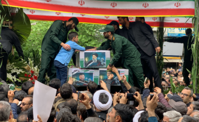 İran’da binler, helikopter kazasında ölen Reisi ve Abdullahiyan’a veda ediyor