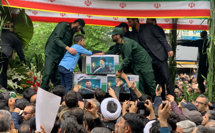 İran'da binler, helikopter kazasında ölen Reisi ve Abdullahiyan'a veda ediyor