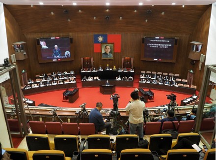 Tayvan meclisinde reform kavgası: Vekiller birbirine girdi