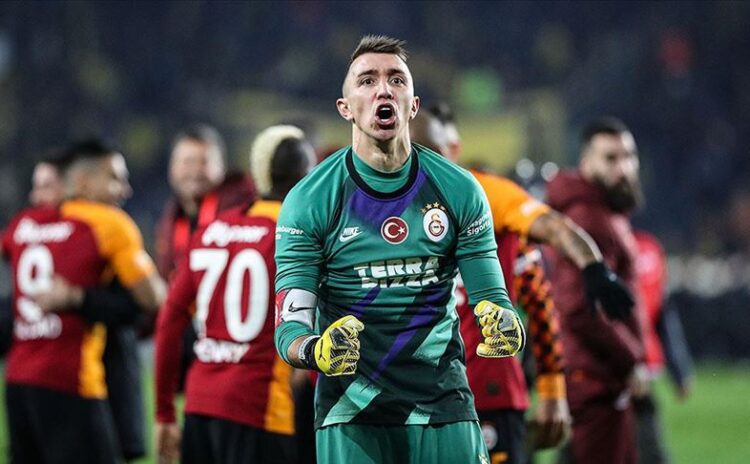 Derbinin en kıdemlisi Fernando Muslera