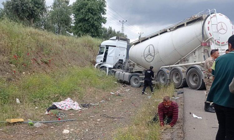 TIR yolcu minibüsünü biçti: Dokuz ölü, 10 yaralı