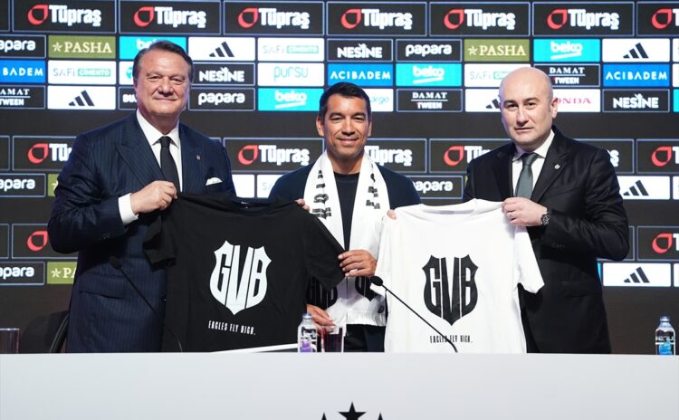 Beşiktaş'ta Giovanni van Bronckhorst resmî imzayı attı