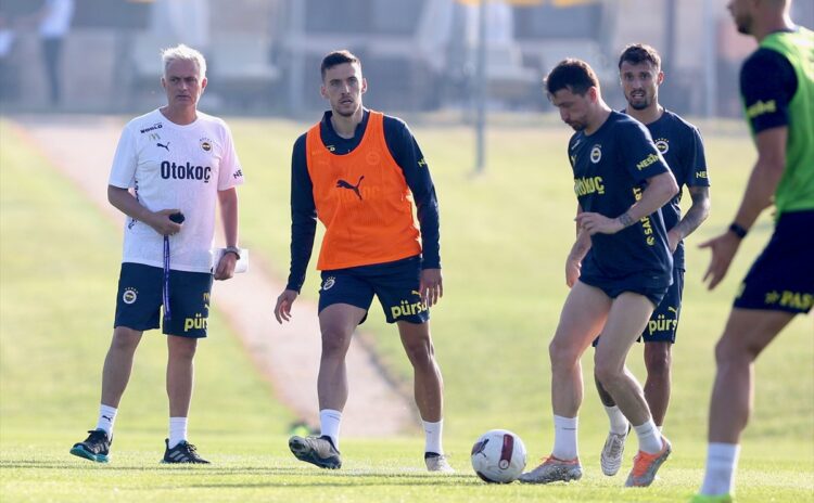 Mourinho'lu Fenerbahçe Topuk Yaylası'nda topbaşı yaptı: Yeni sezon formaları satışa çıktı