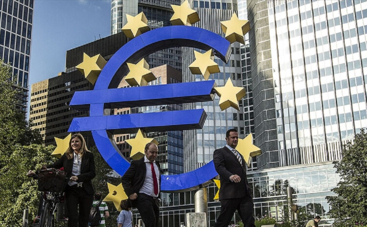 Euro'nun patronu 'Enflasyon en büyük sorun değil' deyip beş yıl sonra ilk kez faiz indirdi