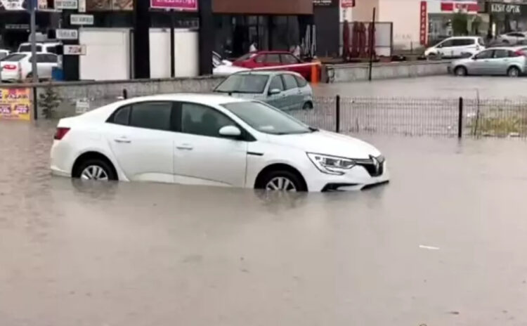 Ankara'da sağanak etkili oldu: Araçlar yolda kaldı