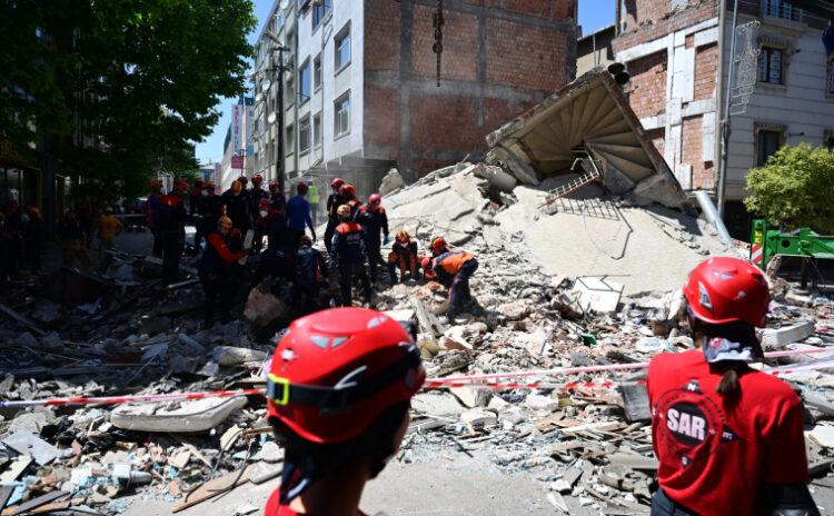 İstanbul’da deprem bile olmadan koca bina çöktü! 36 yıl önce deniz kumuyla yapılmış, 1.5 kaçak kat eklenmiş ama ‘gören’ olmamış