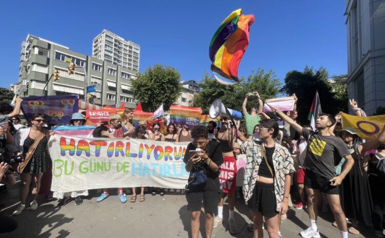 LGBTİ+'ler ters köşe yaptı: Polis Taksim'i kapattı ama onlar Bağdat Caddesi'ne çıktı