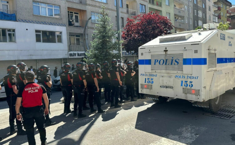 Kayyım sonrası Hakkari'de son durum: CHP heyeti bölgede, polis yürüyüşe müdahale etti