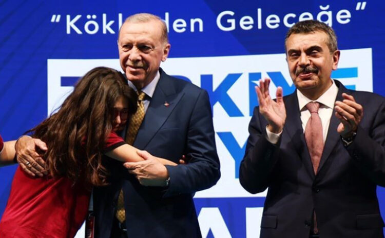 Bakın, bir törende koşa koşa gidip Erdoğan'a sarılan kız çocuğu kim çıktı?