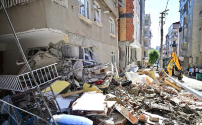 Bir de deprem olsa… Bahçelievler’de bina durduk yerde çöktü