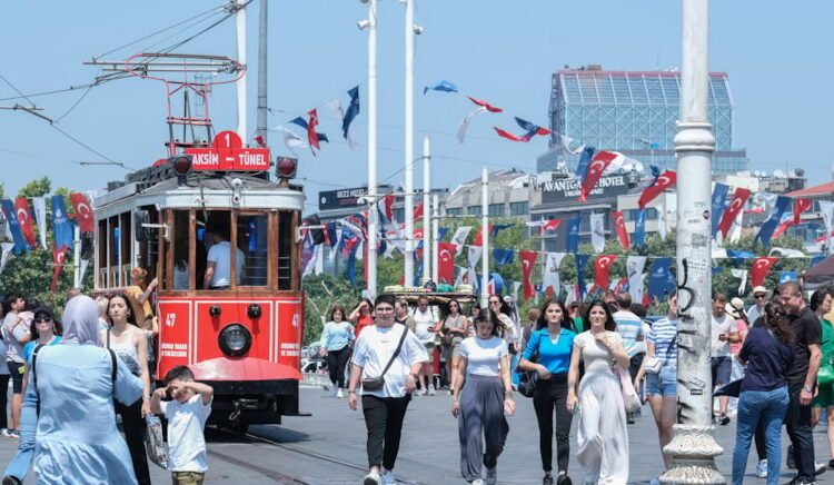 Çifte bayram: Bunaltıcı sıcaklar normale iniyor