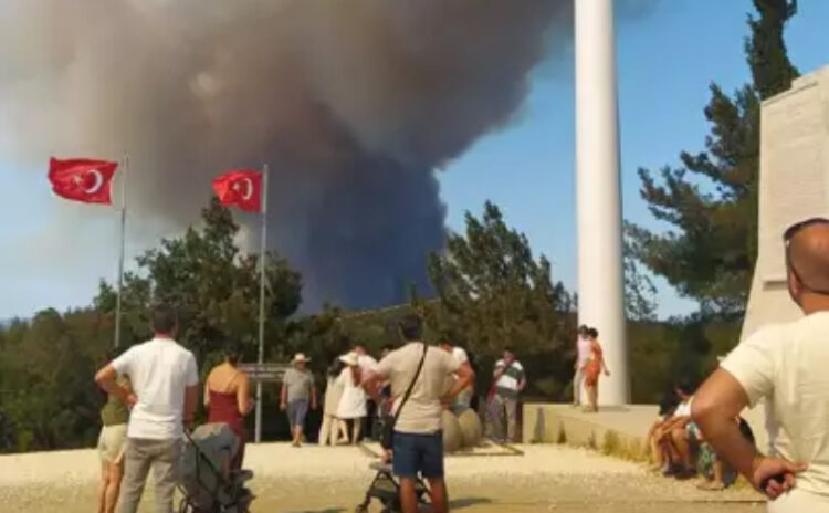 Çanakkale cayır cayır yandı, boğaz trafiği dört saat durdu