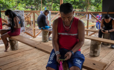 Amazon kabilesine internet geldi: Gençlerin elinde hep telefon, porno izliyorlar