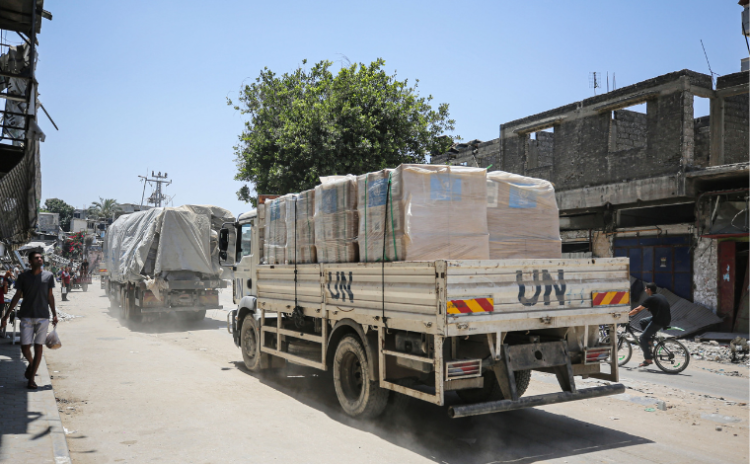 Gazze'de kaçakçılar 25 dolara sattıkları sigaraları yardım kamyonlarına saklıyor