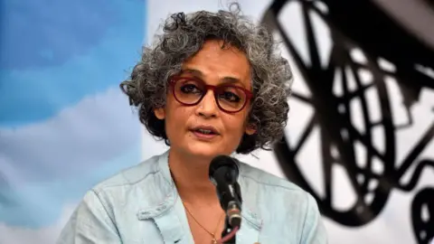 Hindistan'nın güçlü sesi Arundhati Roy'a Pen Pinter Ödülü