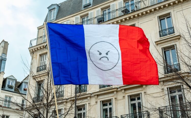 Fransa'da aşırı sağ iktidara yürüyor: Kürtaj yasası tehlikede, feministler sokakta