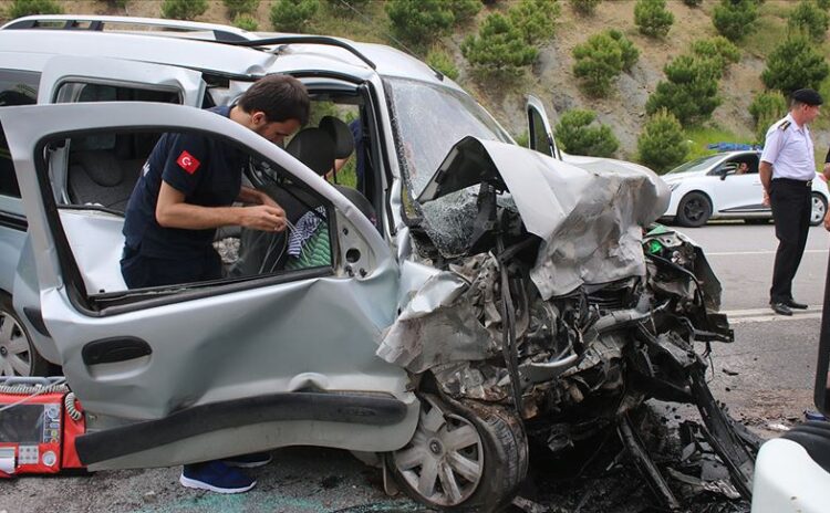 Tatil yolunun acı bilançosu: 852 trafik kazası, beş ölü