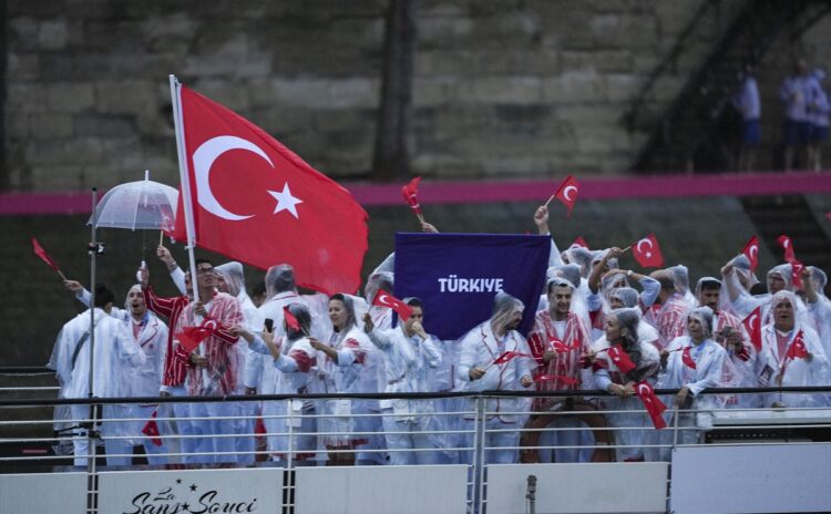 Olimpiyat ateşi yandı: Festival tadında açılış, 'farklılıklar bir arada' mesajı