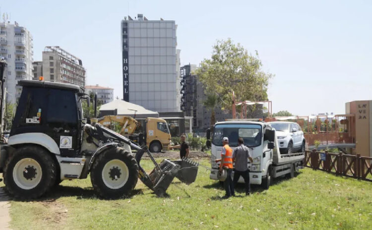 Vinç geçemesin diye park suladı, arabayla barikat kurdu: Otel yıkıma gelen belediye ekipleriyle resmen oynadı