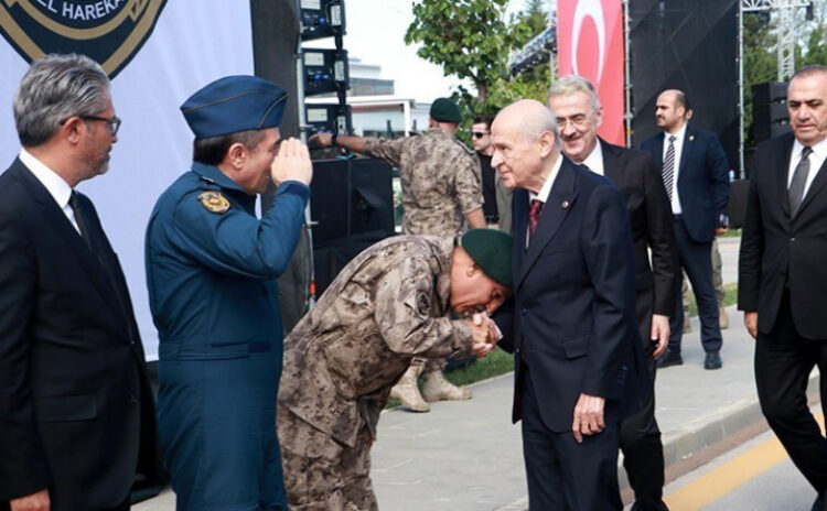 Bu da yeni tartışma: Özel Harekat Başkanı bir parti liderinin elini öper mi?