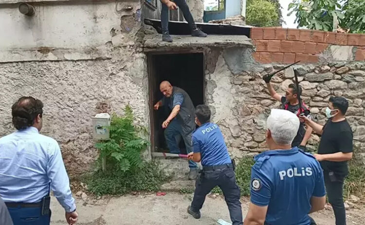 Çöp ev sahibi önce polisi bıçakladı, sonra da 'peygamberim' dedi